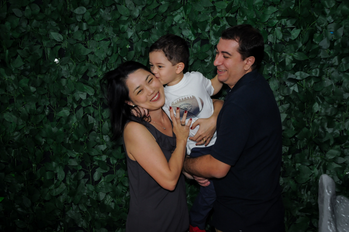 bagunça na FestaInfantil, fotografia infantil aniversário de Rafael 3 anos tema da festa Dinossauros no Buffet Mago Ra Tim Boom, Saúde, SP