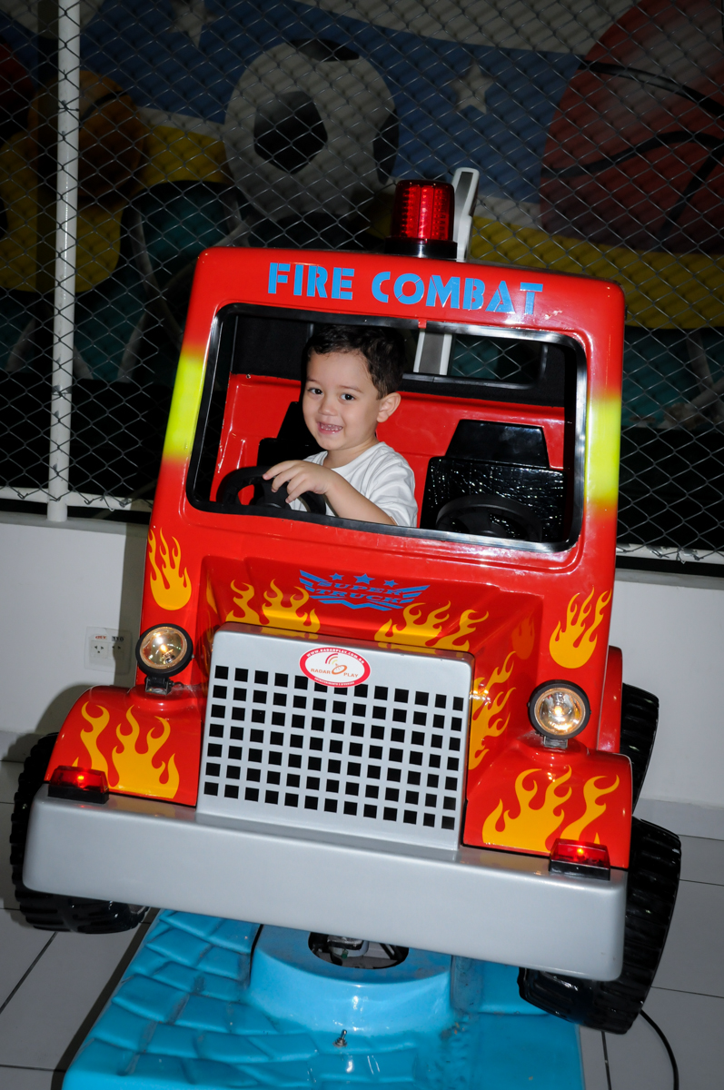 brincando no carrinho na FestaInfantil, fotografia infantil aniversário de Rafael 3 anos tema da festa Dinossauros no Buffet Mago Ra Tim Boom, Saúde, SP