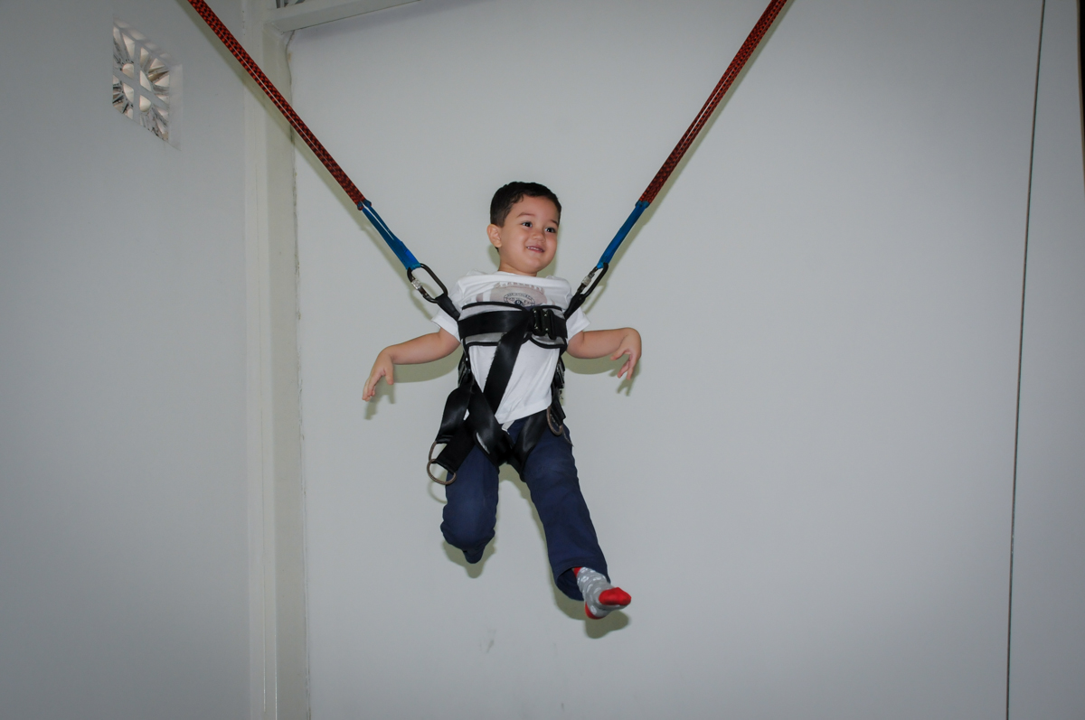 brincadeiras na cama elástica na FestaInfantil, fotografia infantil aniversário de Rafael 3 anos tema da festa Dinossauros no Buffet Mago Ra Tim Boom, Saúde, SP