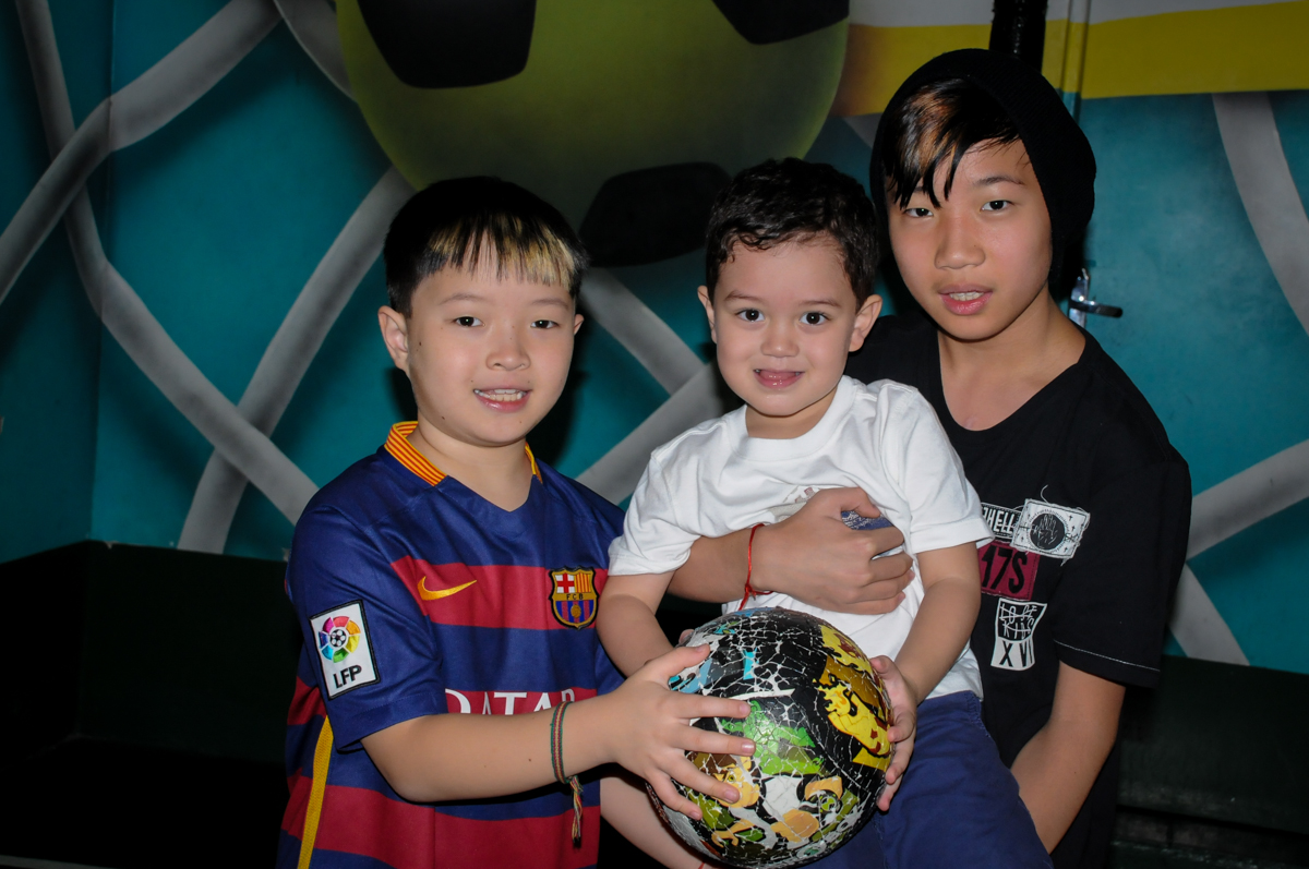recebendo os amigos para a FestaInfantil, fotografia infantil aniversário de Rafael 3 anos tema da festa Dinossauros no Buffet Mago Ra Tim Boom, Saúde, SP