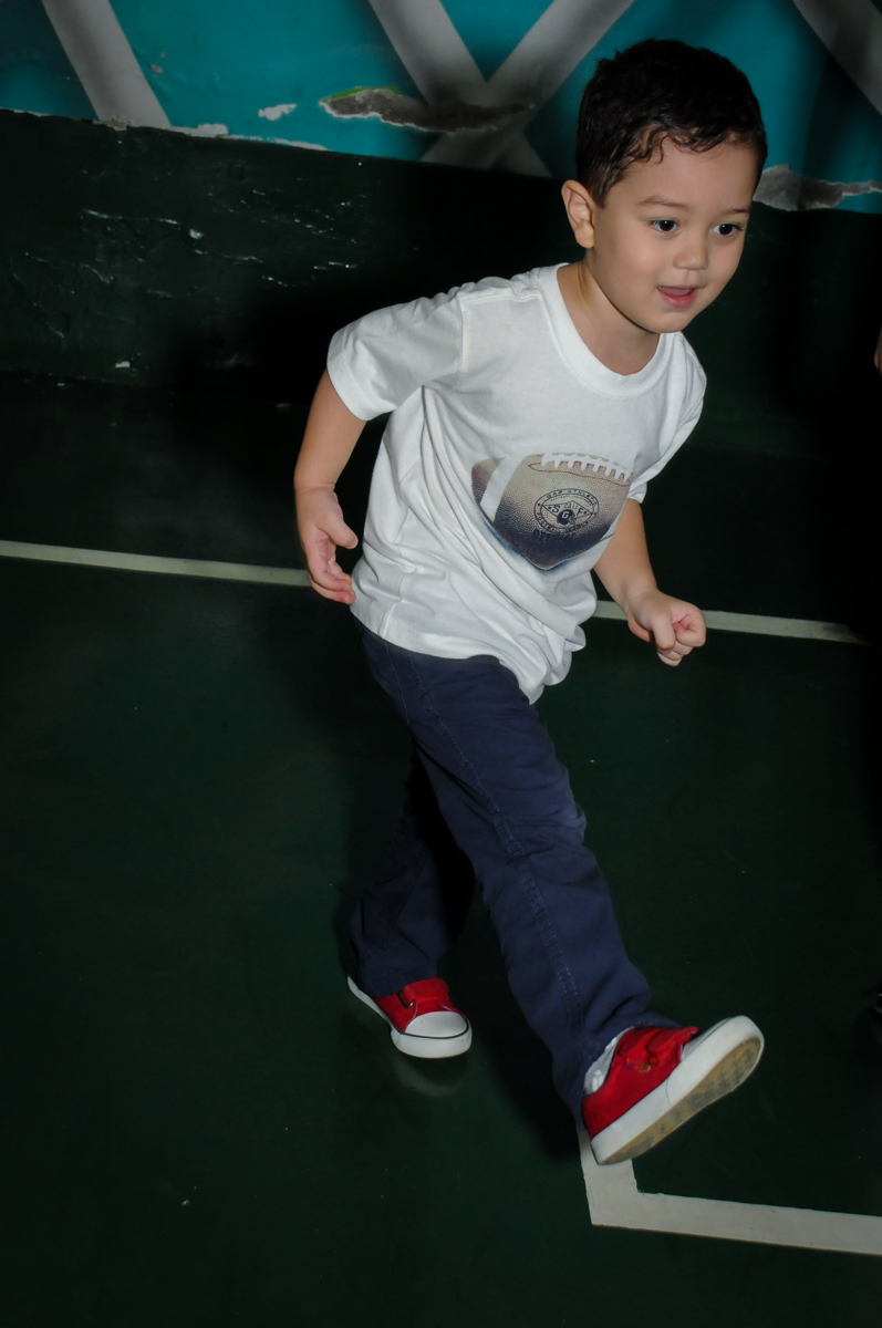 Futebol animado na FestaInfantil, fotografia infantil aniversário de Rafael 3 anos tema da festa Dinossauros no Buffet Mago Ra Tim Boom, Saúde, SP