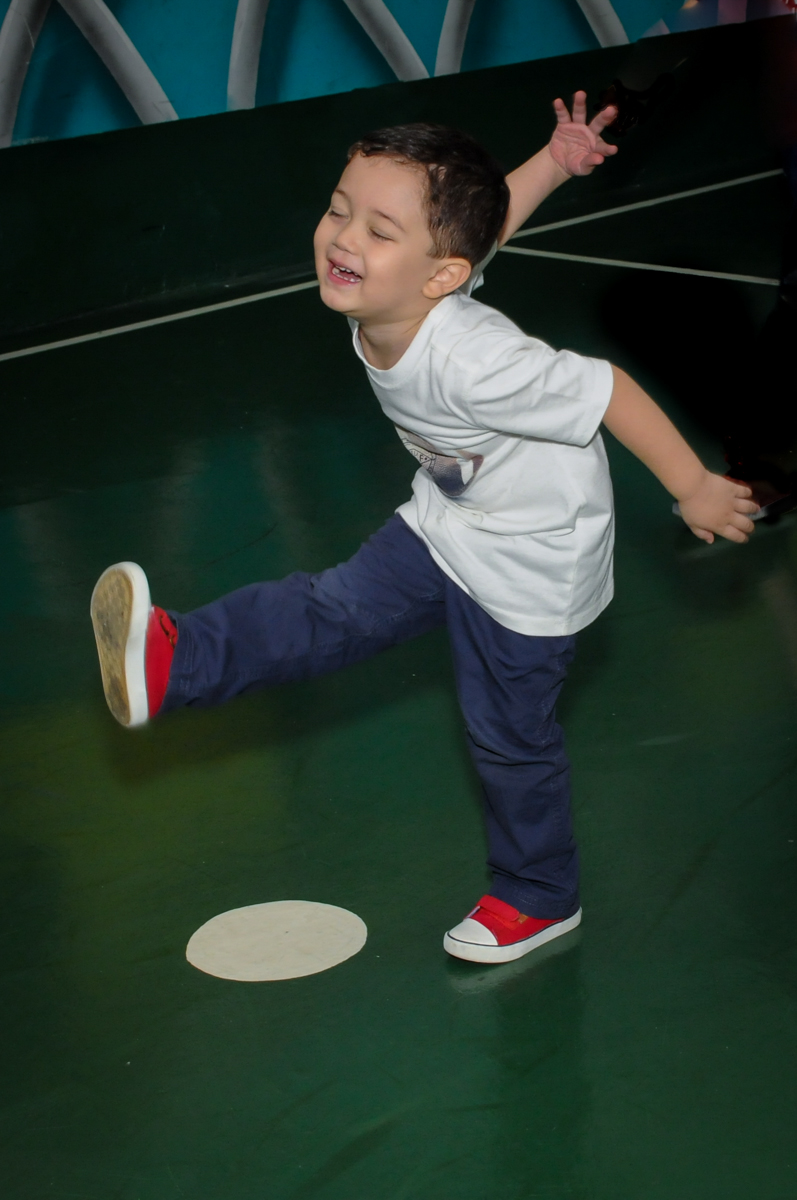 comemorando o gol no jogo de futebol na FestaInfantil, fotografia infantil aniversário de Rafael 3 anos tema da festa Dinossauros no Buffet Mago Ra Tim Boom, Saúde, SP