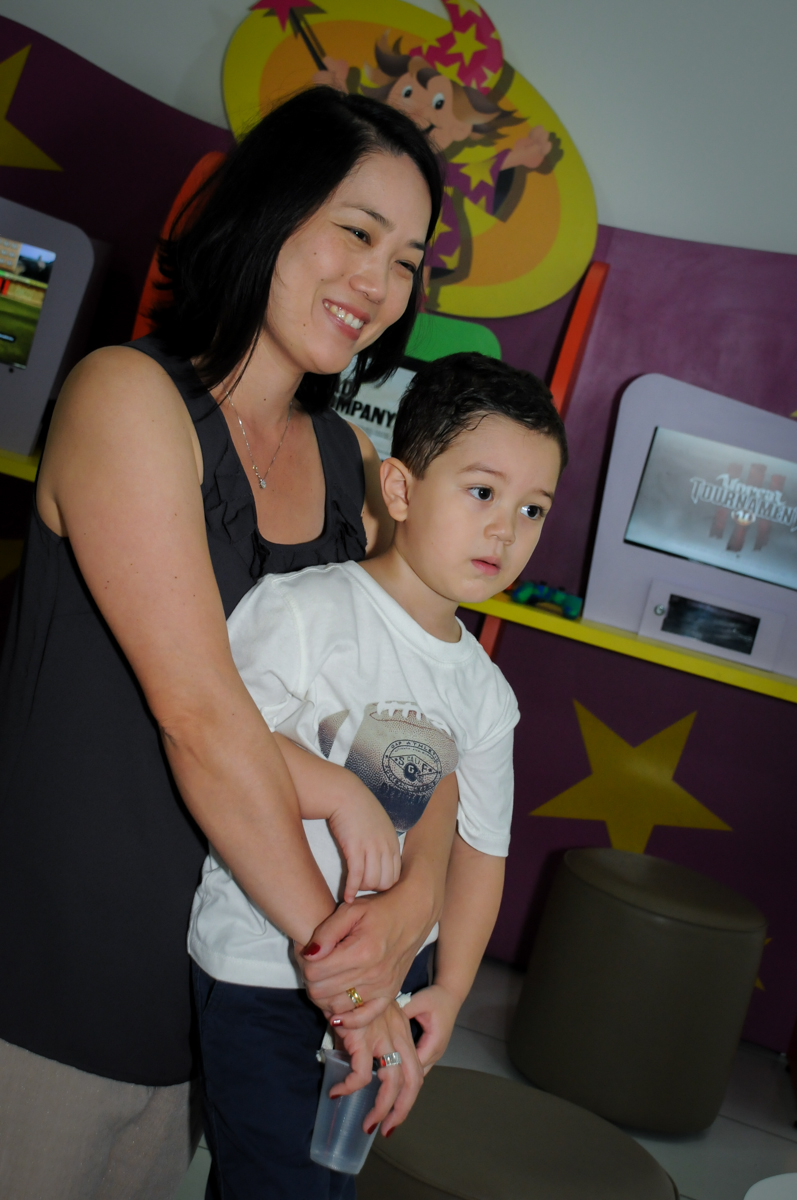 fotografia mãe e filho na FestaInfantil, fotografia infantil aniversário de Rafael 3 anos tema da festa Dinossauros no Buffet Mago Ra Tim Boom, Saúde, SP