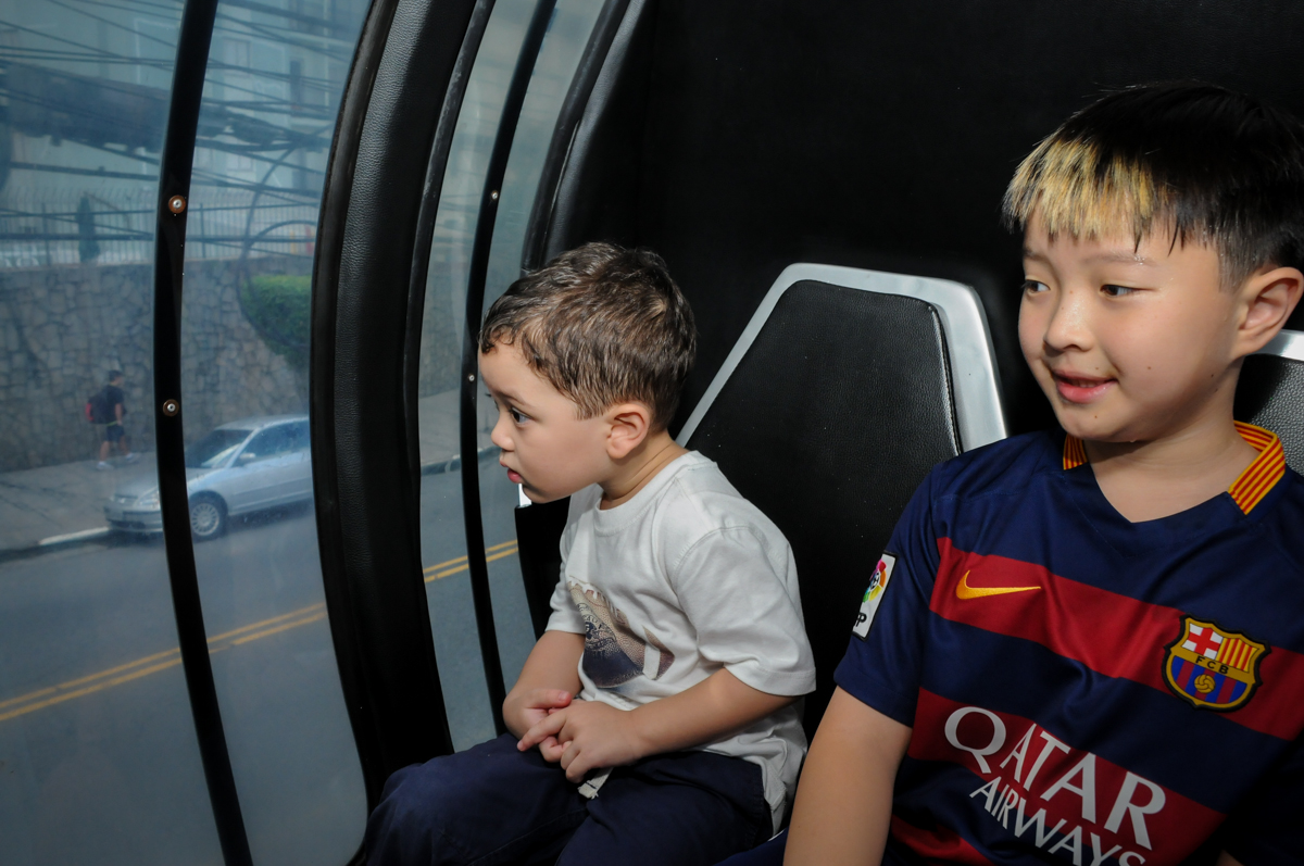 andando no trenzinho na FestaInfantil, fotografia infantil aniversário de Rafael 3 anos tema da festa Dinossauros no Buffet Mago Ra Tim Boom, Saúde, SP
