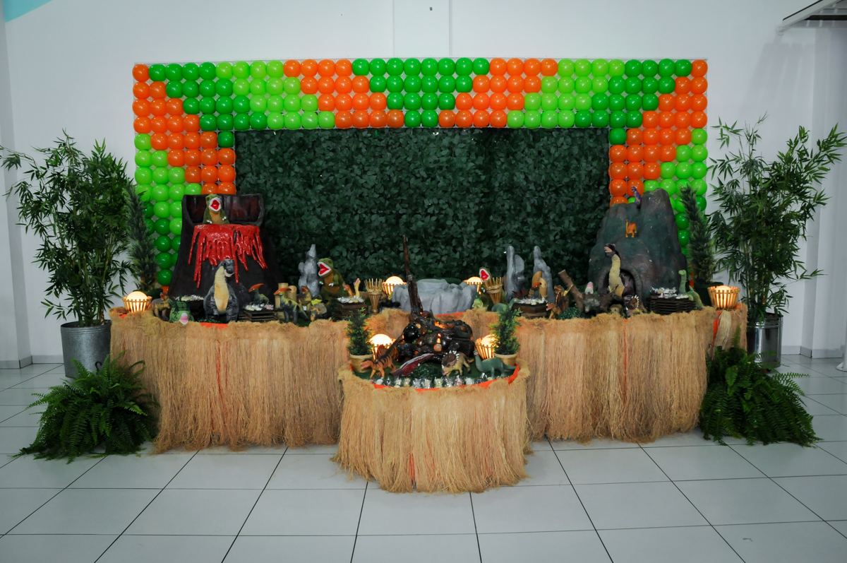 mesa decorada da FestaInfantil, fotografia infantil aniversário de Rafael 3 anos tema da festa Dinossauros no Buffet Mago Ra Tim Boom, Saúde, SP