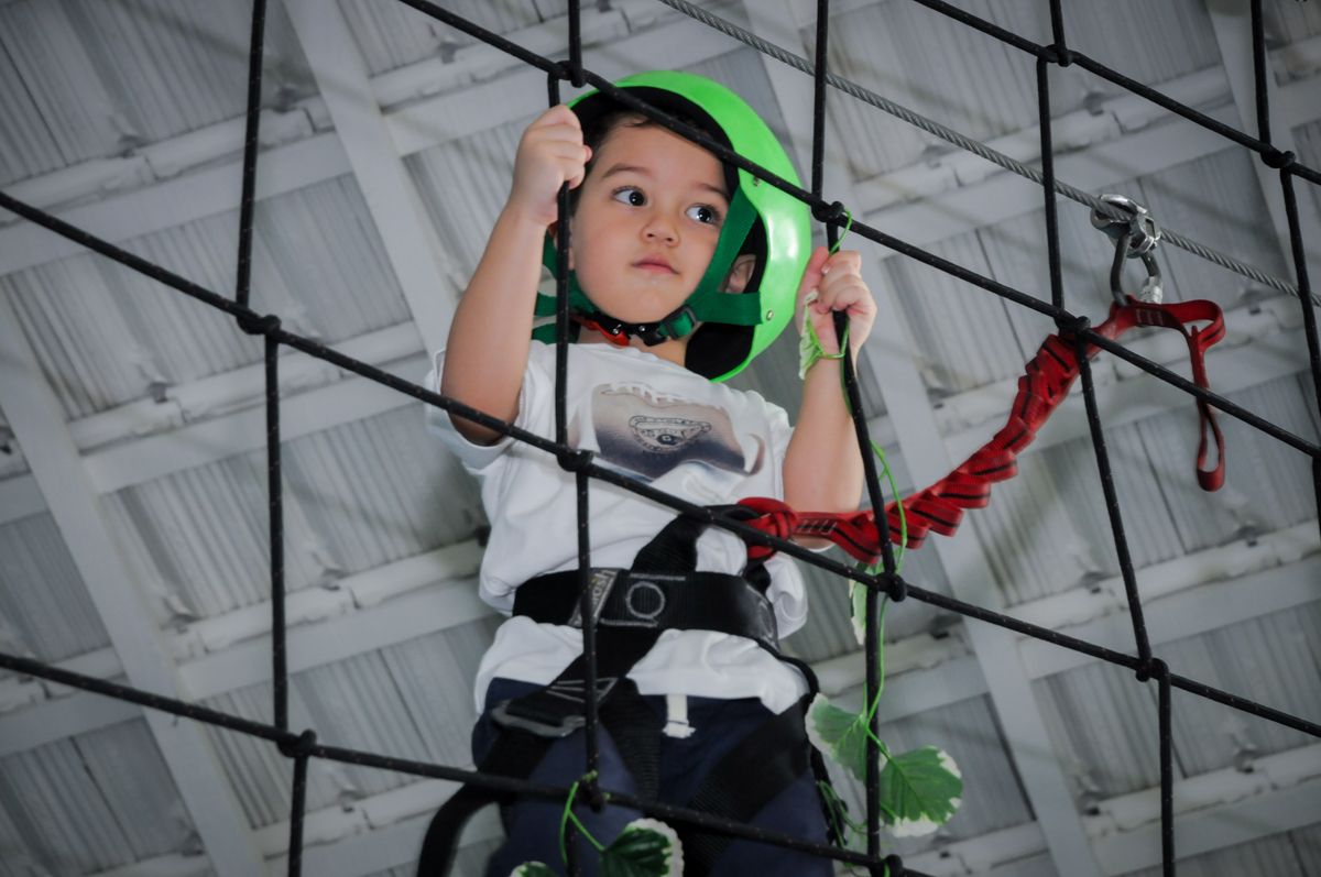 hora de brincar no brinquedão na FestaInfantil, fotografia infantil aniversário de Rafael 3 anos tema da festa Dinossauros no Buffet Mago Ra Tim Boom, Saúde, SP
