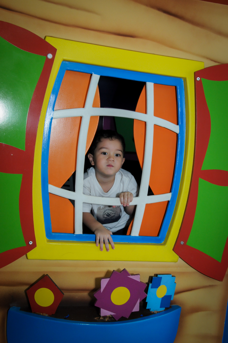 muito bom brincar na casinha no FestaInfantil, fotografia infantil aniversário de Rafael 3 anos tema da festa Dinossauros no Buffet Mago Ra Tim Boom, Saúde, SP