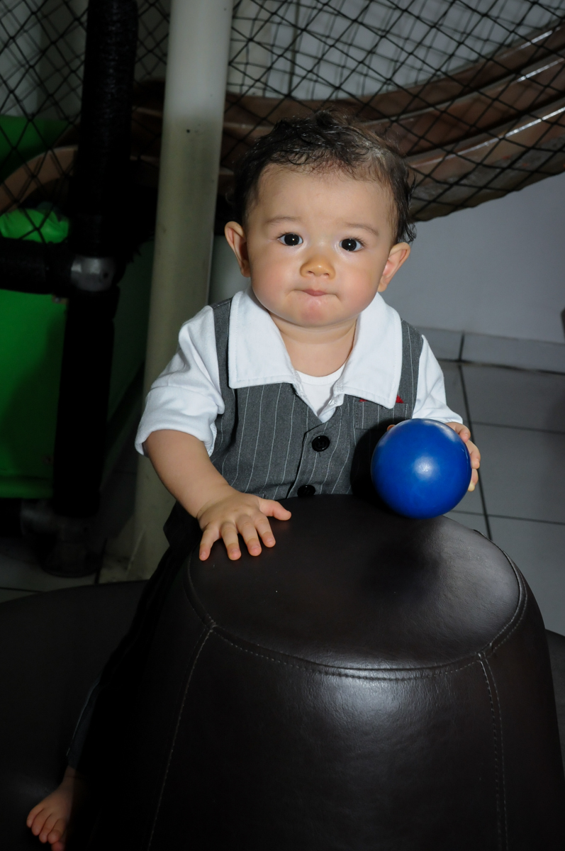 amiguinho posa para a foto na FestaInfantil, fotografia infantil aniversário de Rafael 3 anos tema da festa Dinossauros no Buffet Mago Ra Tim Boom, Saúde, SP