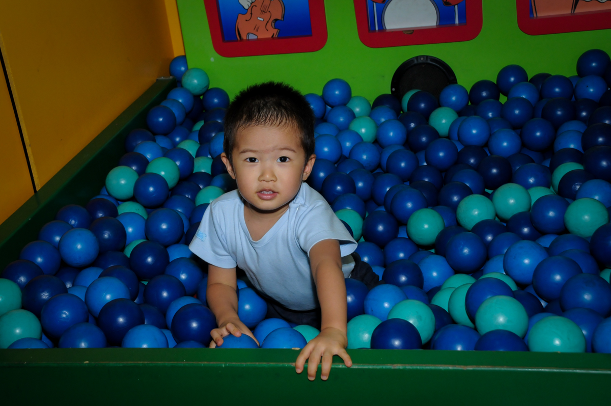 muito bom brincar na piscina de bolinha na FestaInfantil, fotografia infantil aniversário de Rafael 3 anos tema da festa Dinossauros no Buffet Mago Ra Tim Boom, Saúde, SP