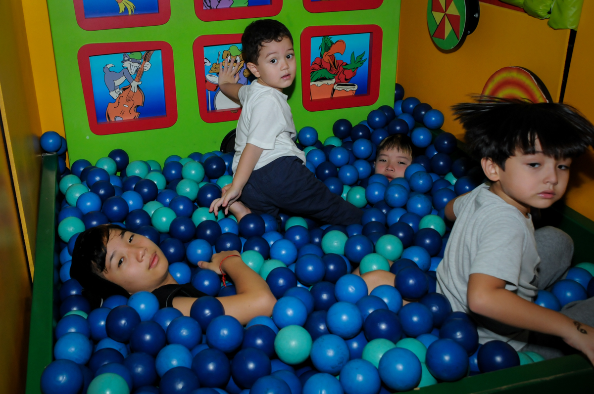 todos brincam na piscina de bolinha na FestaInfantil, fotografia infantil aniversário de Rafael 3 anos tema da festa Dinossauros no Buffet Mago Ra Tim Boom, Saúde, SP