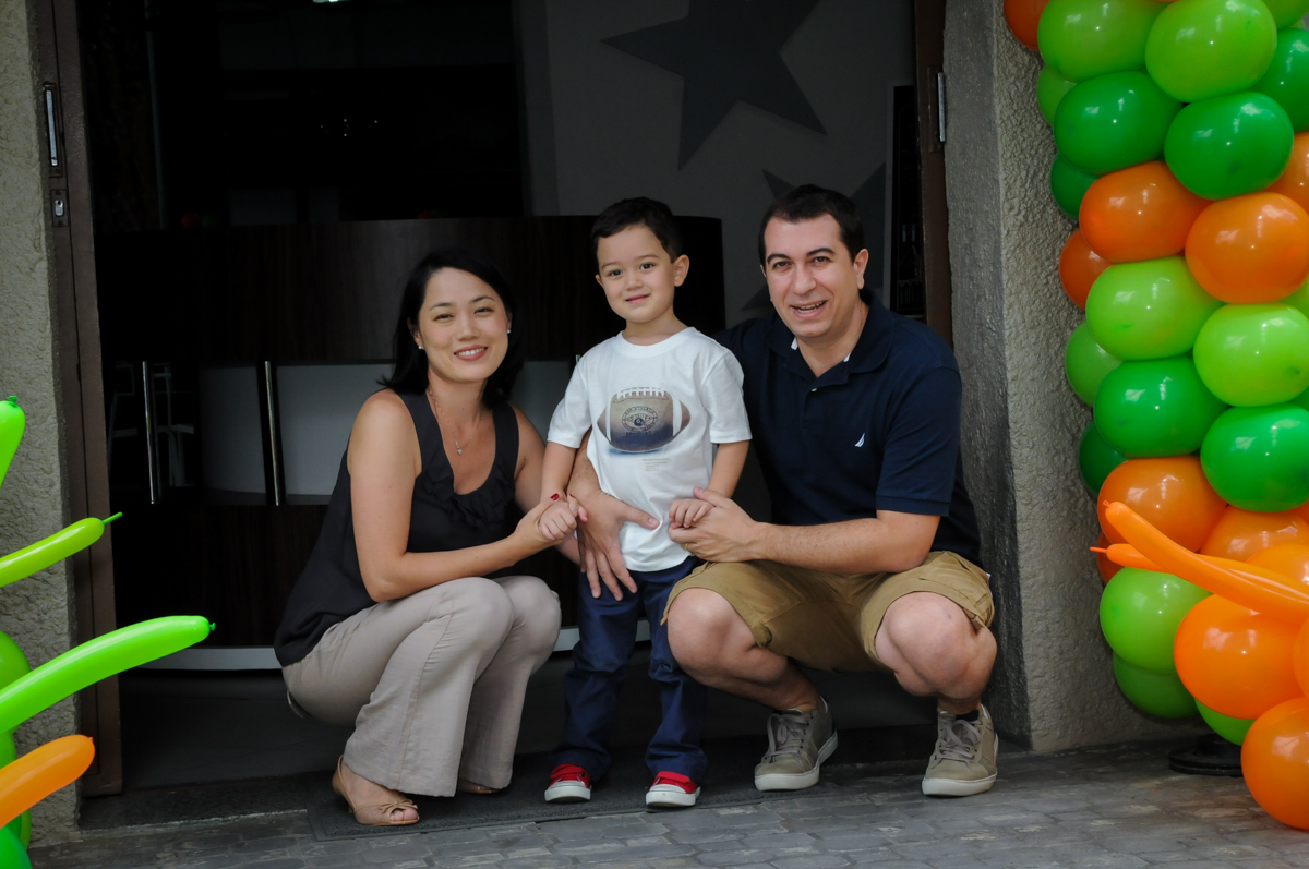 fotografia da família na FestaInfantil, fotografia infantil aniversário de Rafael 3 anos tema da festa Dinossauros no Buffet Mago Ra Tim Boom, Saúde, SP
