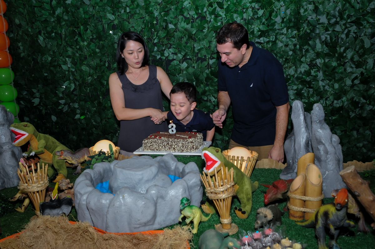 soprando a vela do bolo na FestaInfantil, fotografia infantil aniversário de Rafael 3 anos tema da festa Dinossauros no Buffet Mago Ra Tim Boom, Saúde, SP