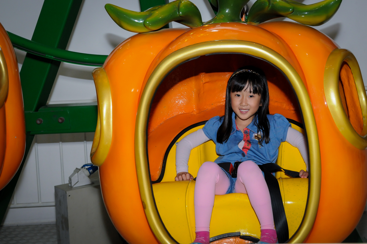 hora de brincar no carrossel na FestaInfantil, fotografia infantil aniversário de Rafael 3 anos tema da festa Dinossauros no Buffet Mago Ra Tim Boom, Saúde, SP