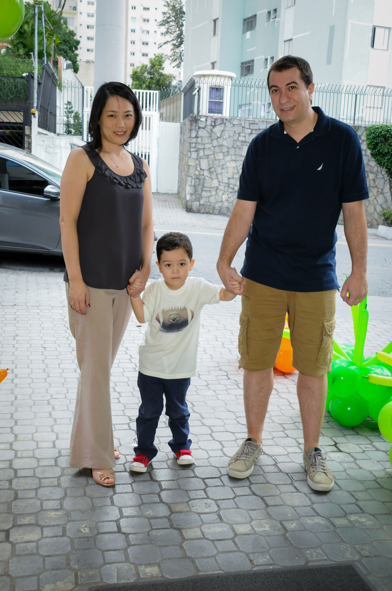 entrada da família na FestaInfantil, fotografia infantil aniversário de Rafael 3 anos tema da festa Dinossauros no Buffet Mago Ra Tim Boom, Saúde, SP
