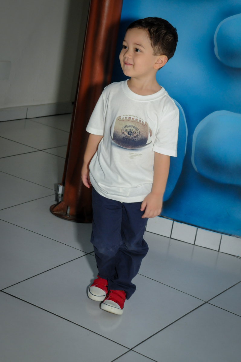 Fotografia do aniversariante na FestaInfantil, fotografia infantil aniversário de Rafael 3 anos tema da festa Dinossauros no Buffet Mago Ra Tim Boom, Saúde, SP