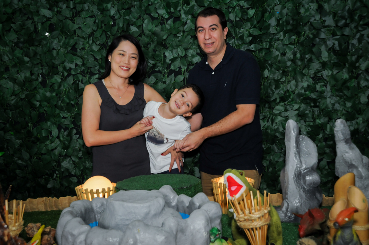 família é fotografada na FestaInfantil, fotografia infantil aniversário de Rafael 3 anos tema da festa Dinossauros no Buffet Mago Ra Tim Boom, Saúde, SP