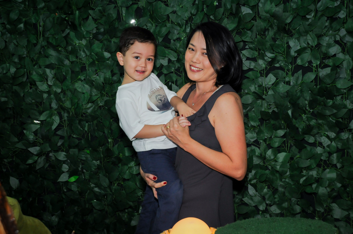 Fotografia mãe e filho no FestaInfantil, fotografia infantil aniversário de Rafael 3 anos tema da festa Dinossauros no Buffet Mago Ra Tim Boom, Saúde, SP
