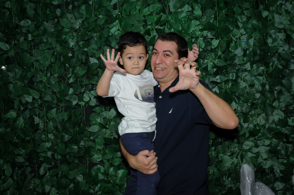 fotografia pai e filho na Festa Infantil, fotografia infantil aniversário de Rafael 3 anos tema da festa Dinossauros no Buffet Mago Ra Tim Boom, Saúde, SP