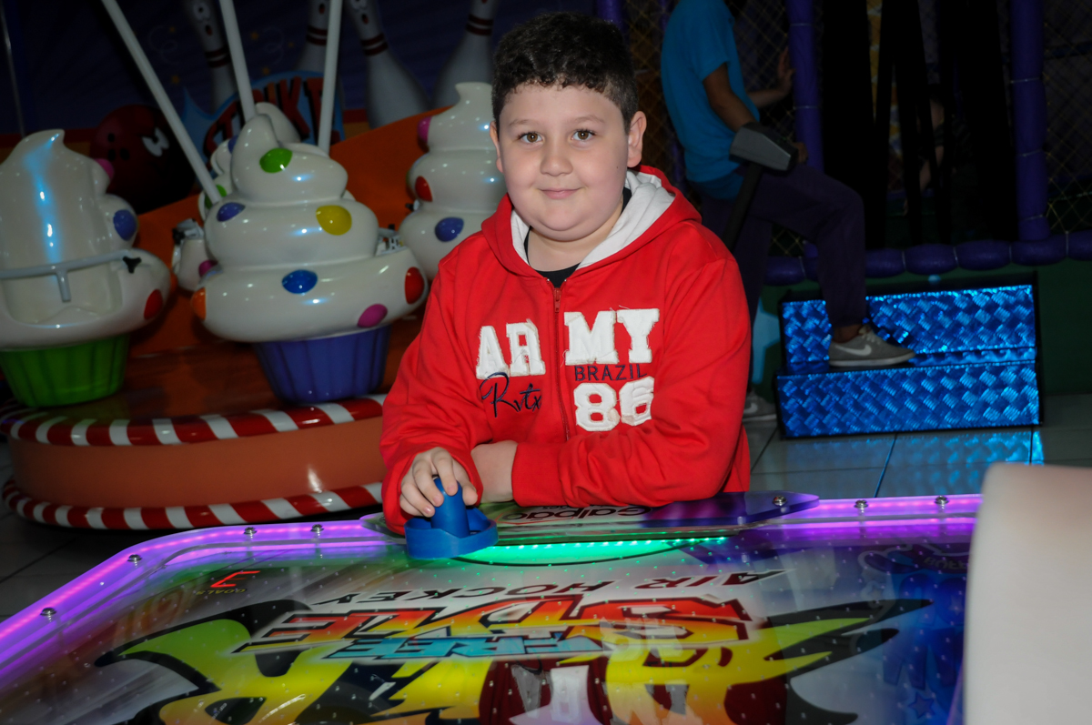 jogo de futebol na Festa infantil fotografia infantil aniversário de Arthur 10 anos e Marina 8 anos, buffet Magic Joy, Saude, SP, tema da festa cartoon