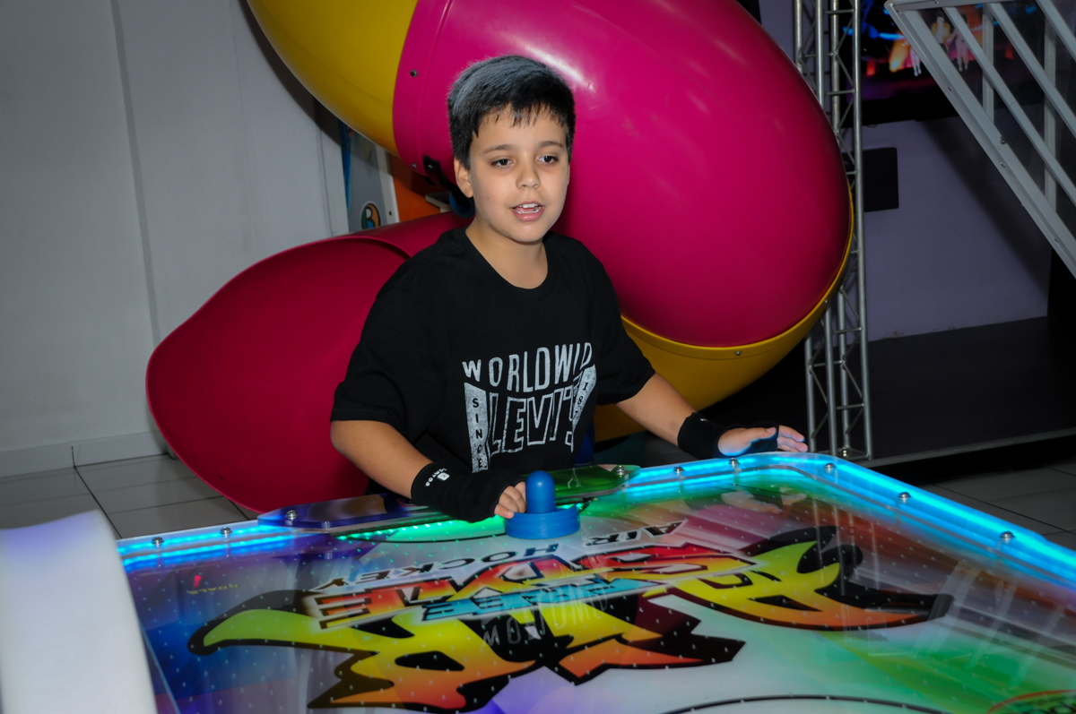 aniversariante jogando futebol demesa na Festa infantil fotografia infantil aniversário de Arthur 10 anos e Marina 8 anos, buffet Magic Joy, Saude, SP, tema da festa cartoon