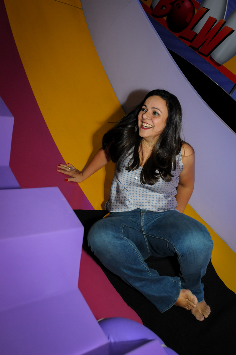 mãe dos aniversariantes brincando no ecorregador na Festa infantil fotografia infantil aniversário de Arthur 10 anos e Marina 8 anos, buffet Magic Joy, Saude, SP, tema da festa cartoon