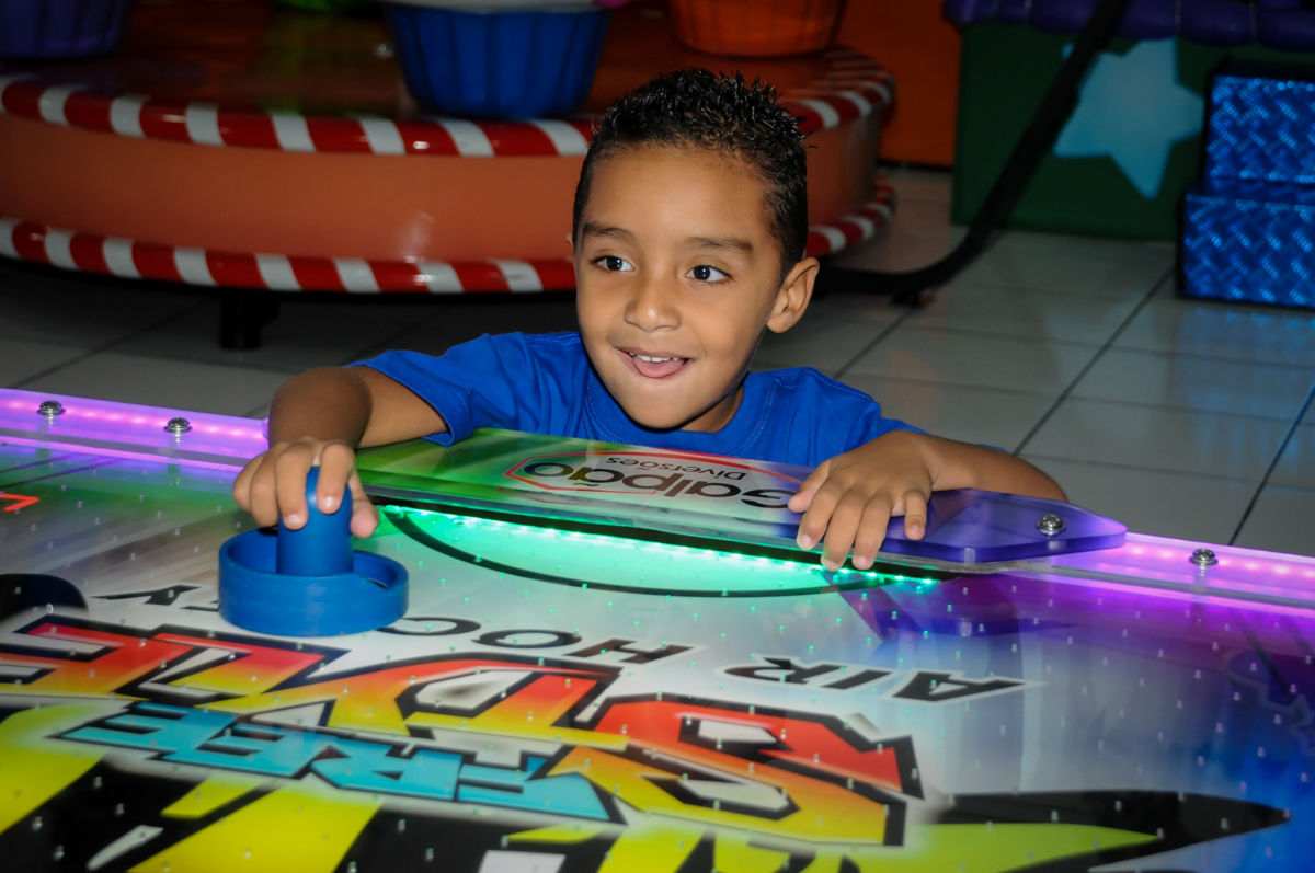 jogo de futebol divertido na Festa infantil fotografia infantil aniversário de Arthur 10 anos e Marina 8 anos, buffet Magic Joy, Saude, SP, tema da festa cartoon