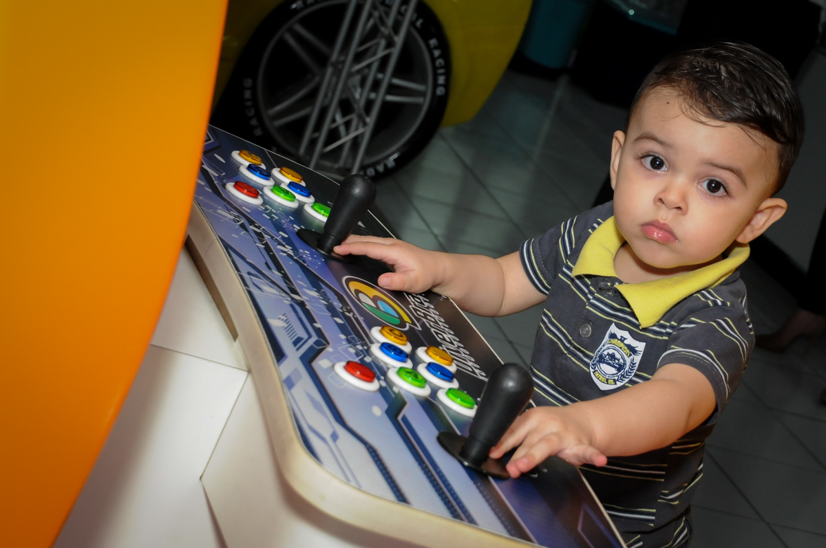 jogo de games na Festa infantil fotografia infantil aniversário de Arthur 10 anos e Marina 8 anos, buffet Magic Joy, Saude, SP, tema da festa cartoon