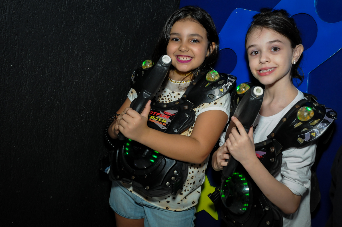 mais brincadeiras na arena lazer na Festa infantil fotografia infantil aniversário de Arthur 10 anos e Marina 8 anos, buffet Magic Joy, Saude, SP, tema da festa cartoon