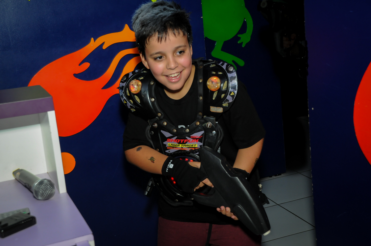 O aniversariante se diverte na arena lazer na Festa infantil fotografia infantil aniversário de Arthur 10 anos e Marina 8 anos, buffet Magic Joy, Saude, SP, tema da festa cartoon