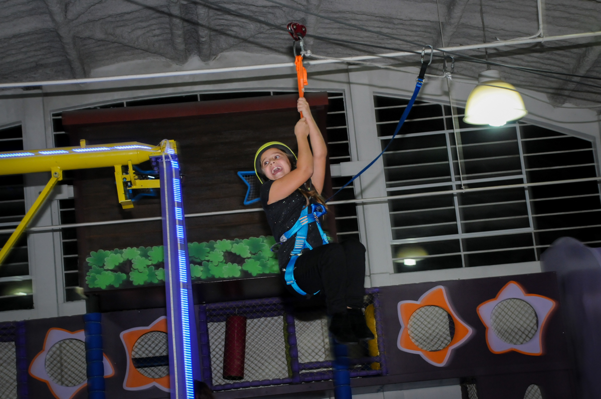 brincando na tiroleza na Festa infantil fotografia infantil aniversário de Arthur 10 anos e Marina 8 anos, buffet Magic Joy, Saude, SP, tema da festa cartoon