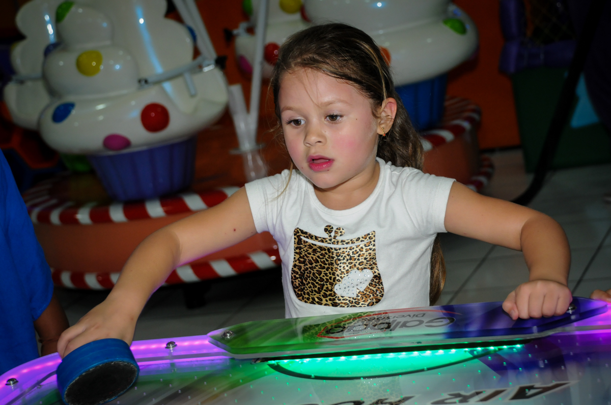 jogando futebol na Festa infantil fotografia infantil aniversário de Arthur 10 anos e Marina 8 anos, buffet Magic Joy, Saude, SP, tema da festa cartoon