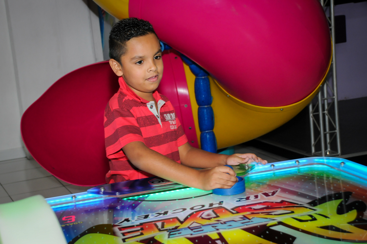 jogo de futebol divertido na Festa infantil fotografia infantil aniversário de Arthur 10 anos e Marina 8 anos, buffet Magic Joy, Saude, SP, tema da festa cartoon