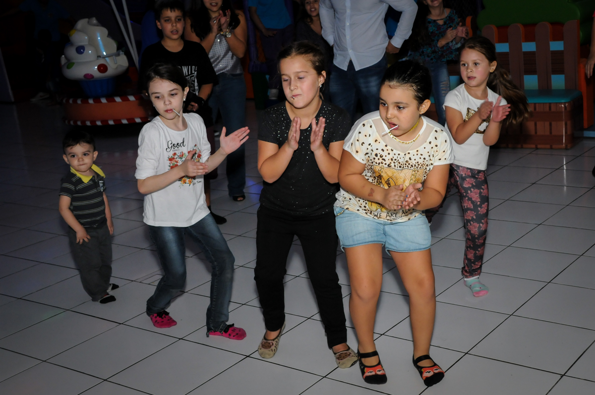 balada divertida na Festa infantil fotografia infantil aniversário de Arthur 10 anos e Marina 8 anos, buffet Magic Joy, Saude, SP, tema da festa cartoon