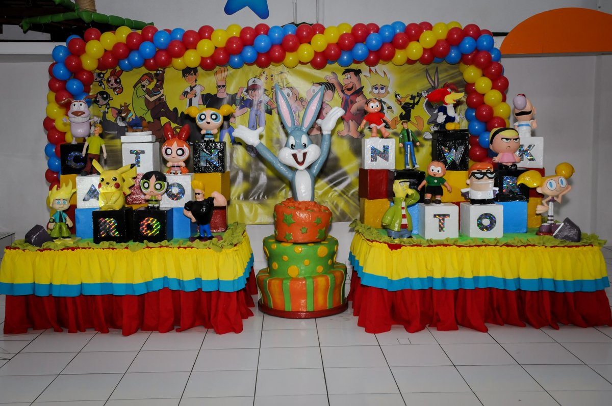 mesa decorada na Festa infantil fotografia infantil aniversário de Arthur 10 anos e Marina 8 anos, buffet Magic Joy, Saude, SP, tema da festa cartoon