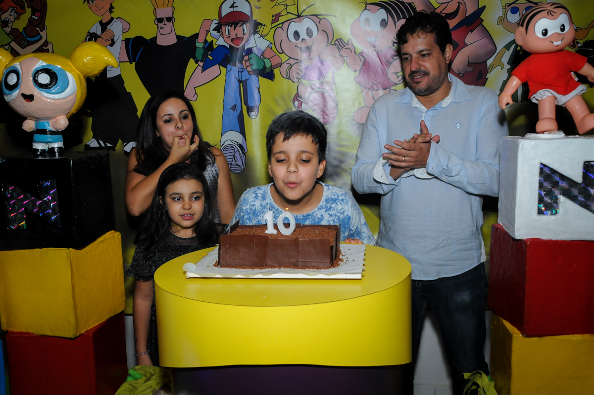 soprando a vela do bolo na Festa infantil fotografia infantil aniversário de Arthur 10 anos e Marina 8 anos, buffet Magic Joy, Saude, SP, tema da festa cartoon