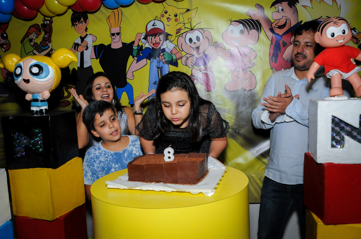 soprando a vela do bolo na Festa infantil fotografia infantil aniversário de Arthur 10 anos e Marina 8 anos, buffet Magic Joy, Saude, SP, tema da festa cartoon