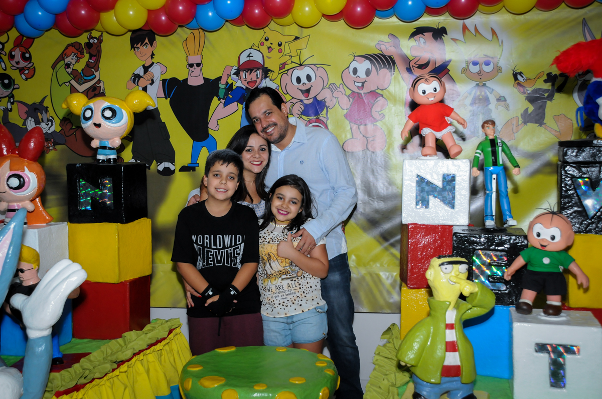 Família feliz na Festa infantil fotografia infantil aniversário de Arthur 10 anos e Marina 8 anos, buffet Magic Joy, Saude, SP, tema da festa cartoon