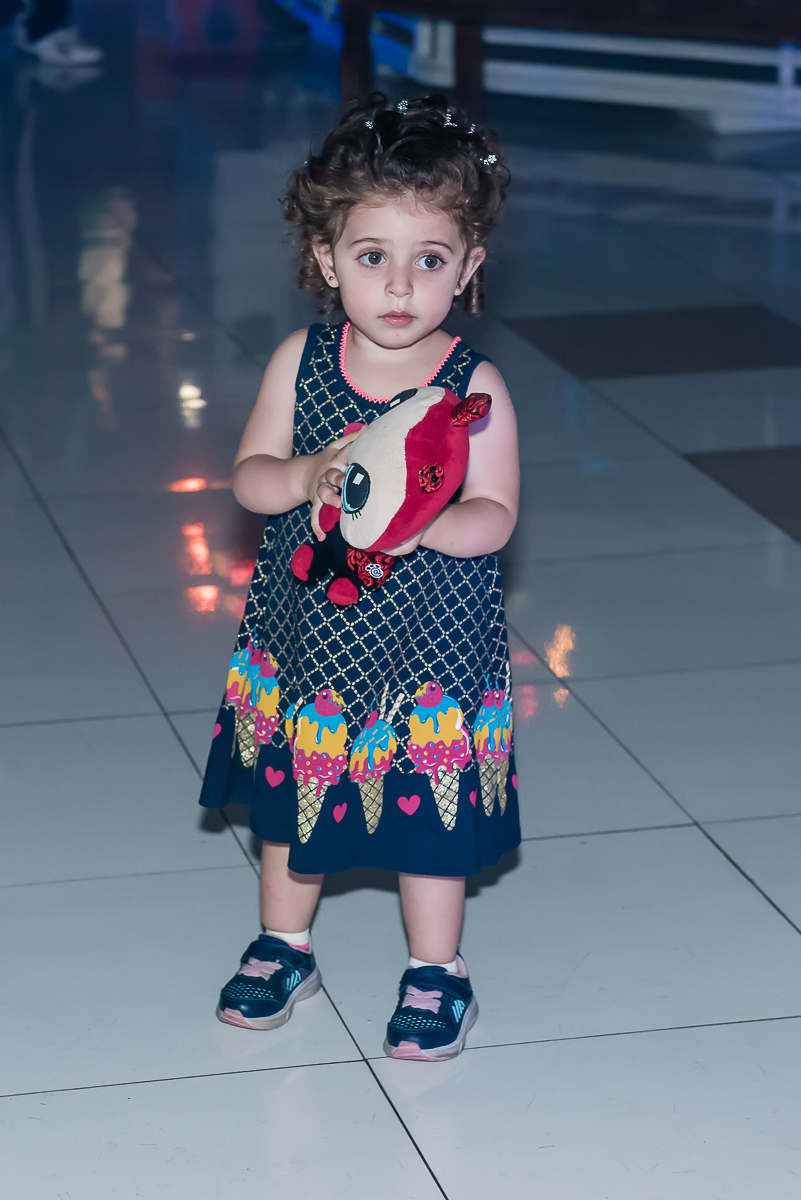 a convidada mirim passeia pelo salão do buffet