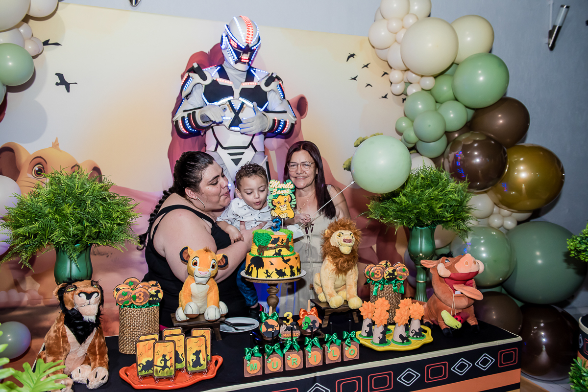 os convidados cantam um parabéns muito animado para o aniversariante