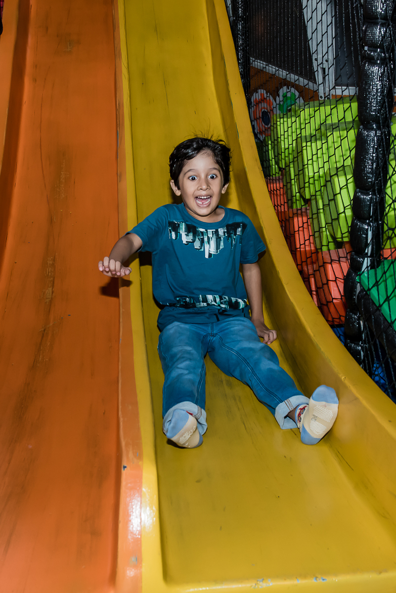 os amigos chegaram e jça estão curtindo os brinquedos