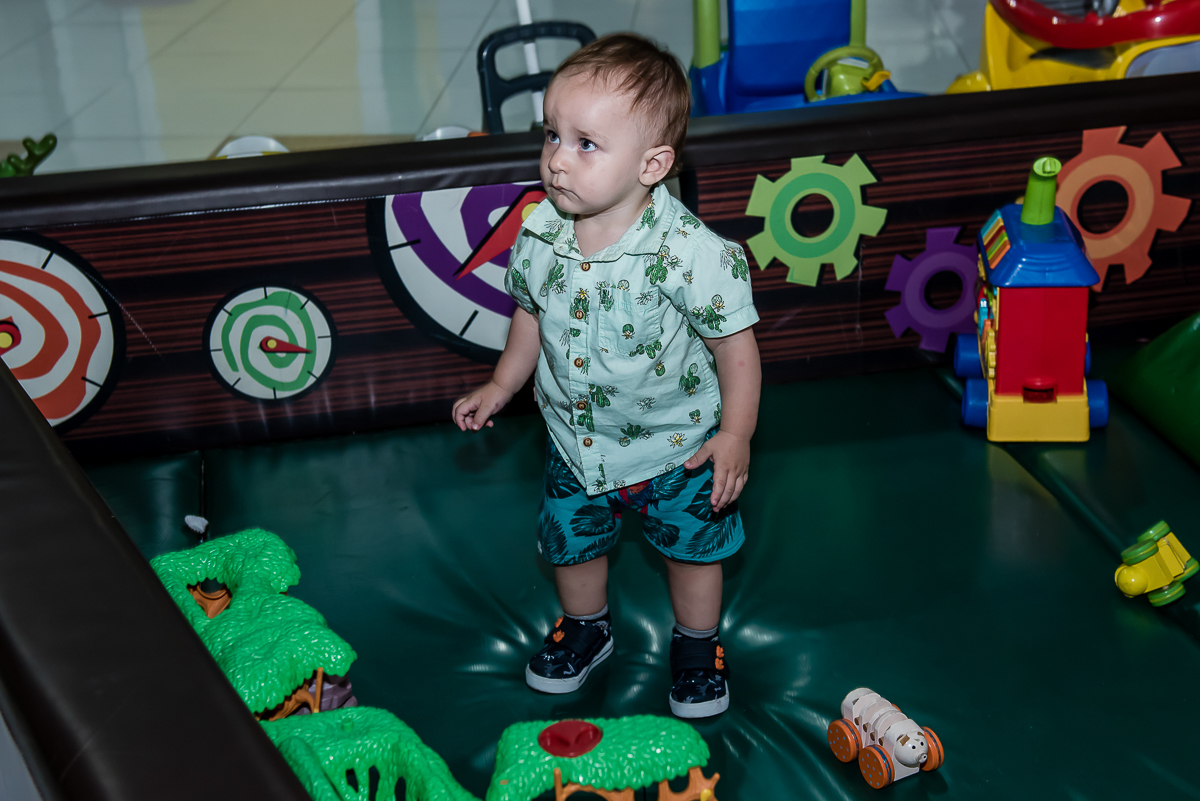 essa criança linda não perde tempo para brincar