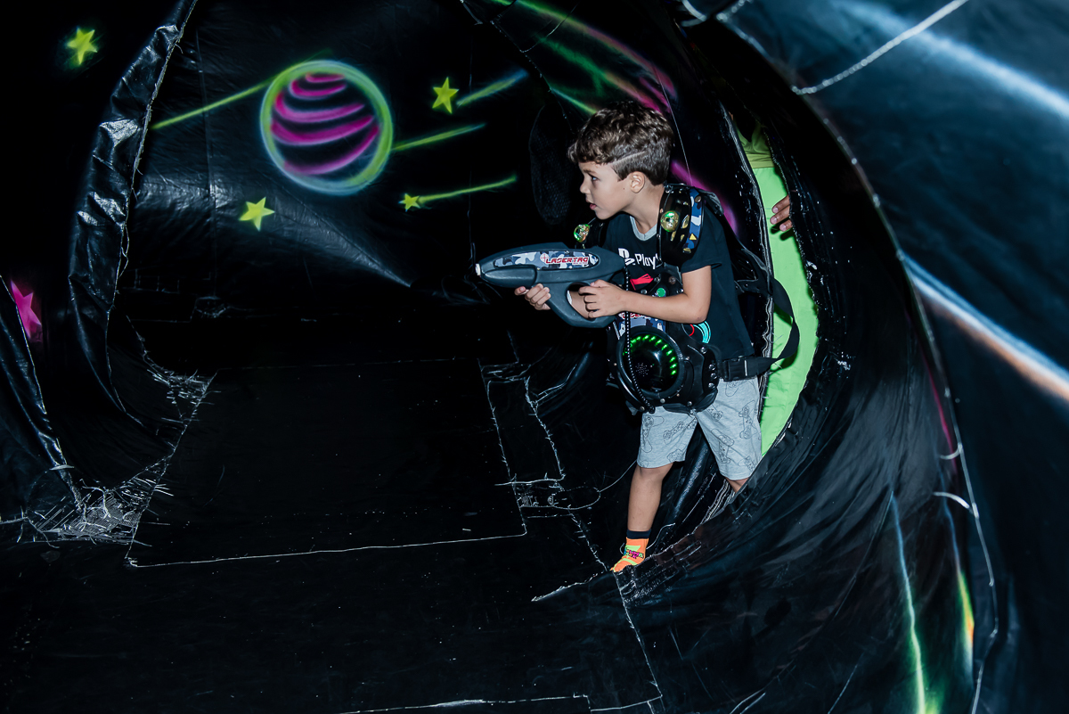 Lorenzo se diverte procurando atingir com seus raios lazer da arena lazer