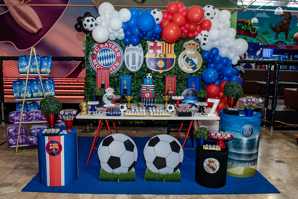mesa decorada para receber Lorenzo e os amigos