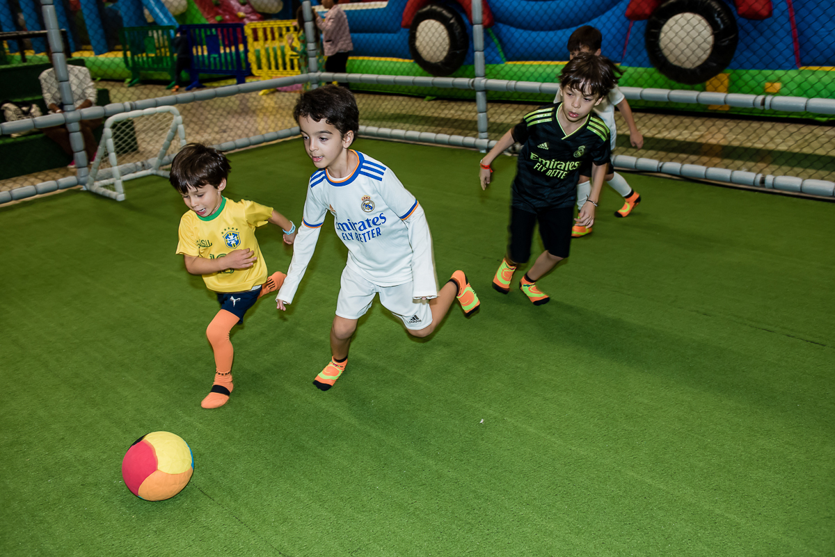 o que não poderia faltar o futebol muito disputado dos meninos
