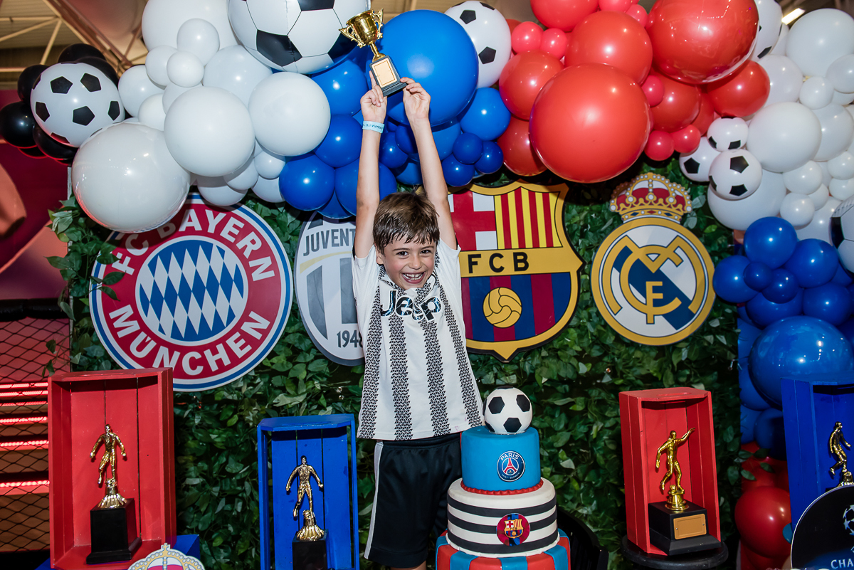 lorenzo levanta o troféu muito feliz