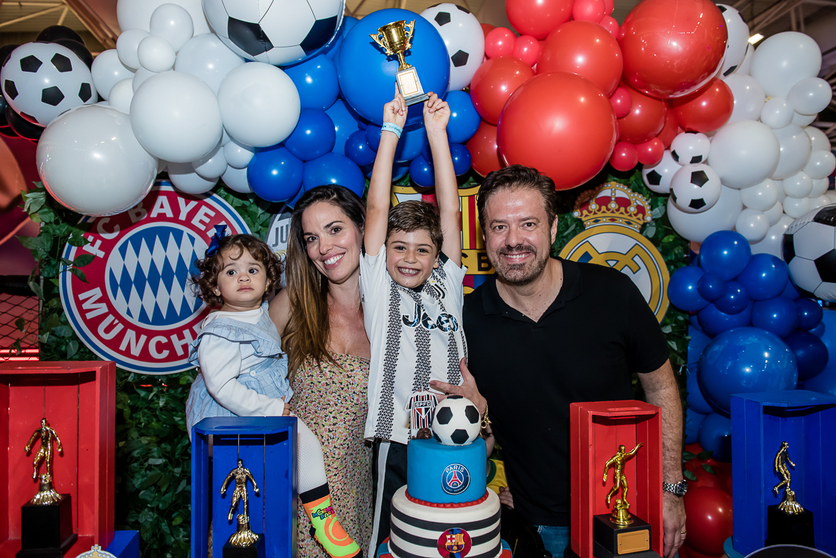 a família também se prepara para cantar parabéns