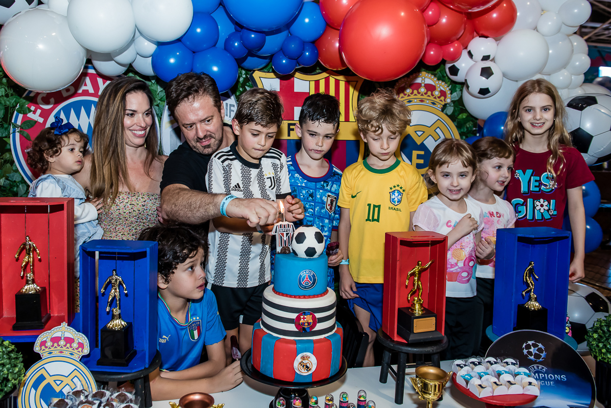 acendendo a vela do bolo para cantar o parabéns