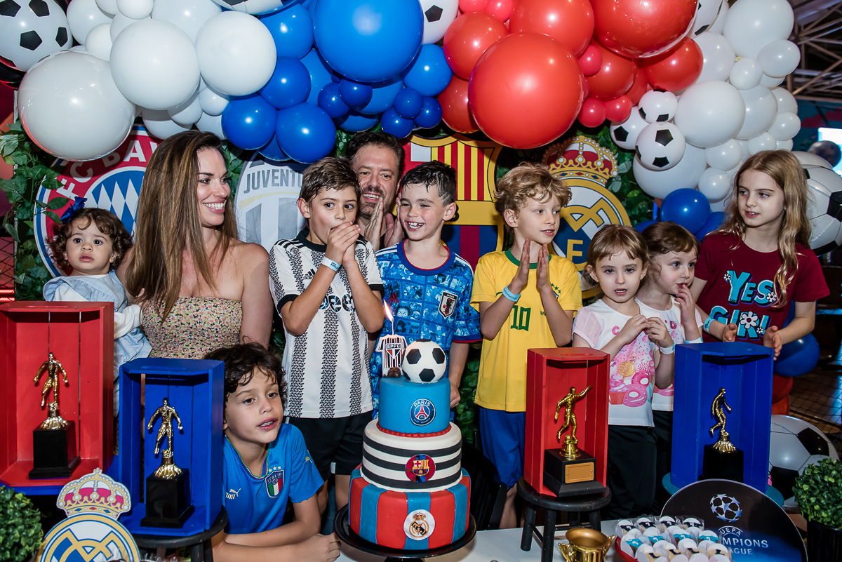 o parabéns foi cantado bem alto e animado