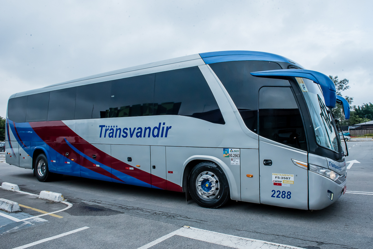 Ônibus trazendo Lorenzo e os alunos convidados para a festa
