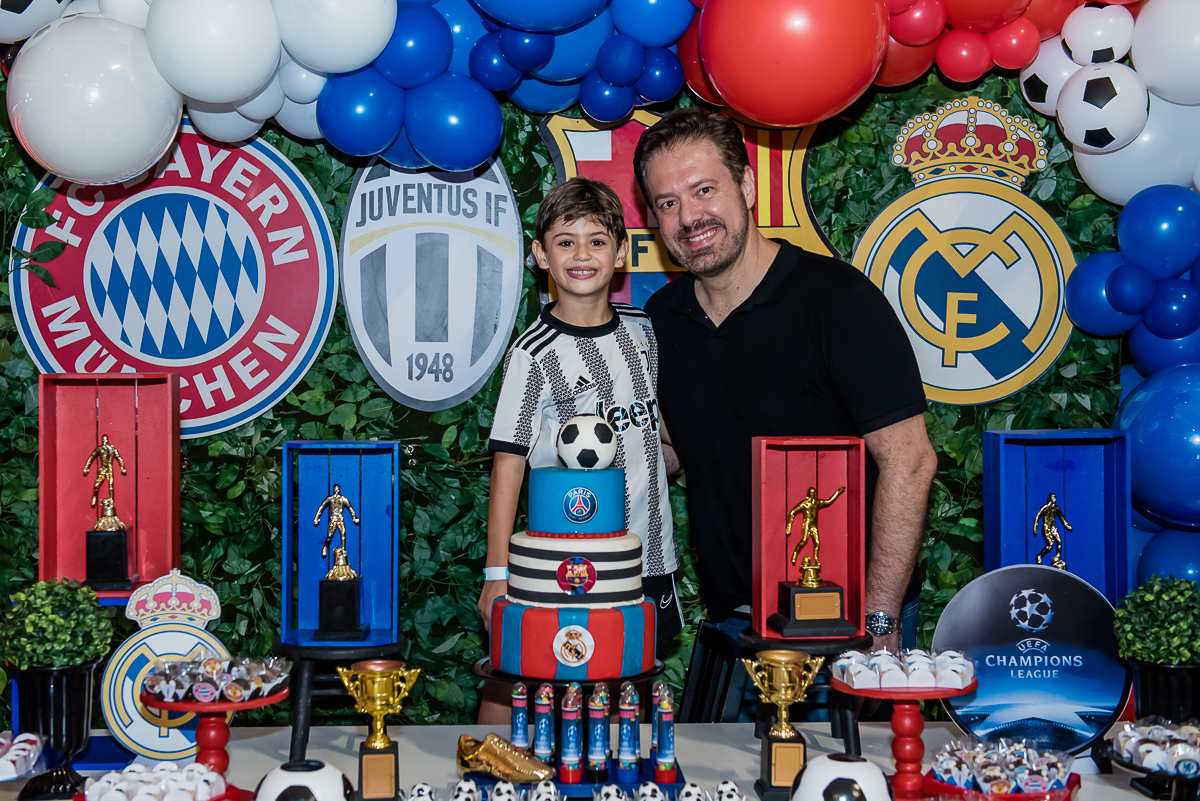 o pai também faz foto com o filho